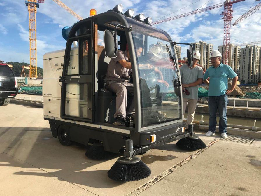 嘉兴龙海市电动清扫车：现代城市清洁的新解决方案